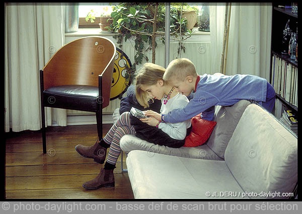 fille et garon et jeu lectronique - girl and boy and electronic game